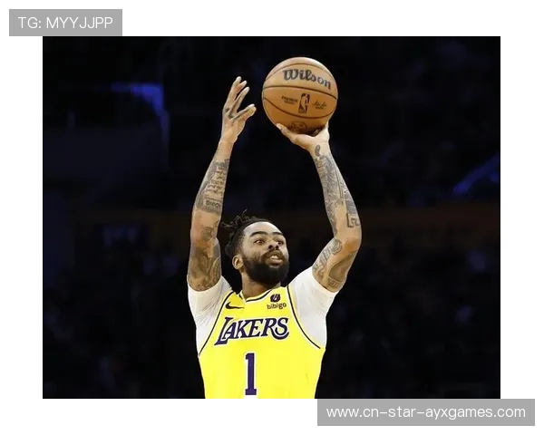 小拉塞尔分球助攻队友轻松暴扣