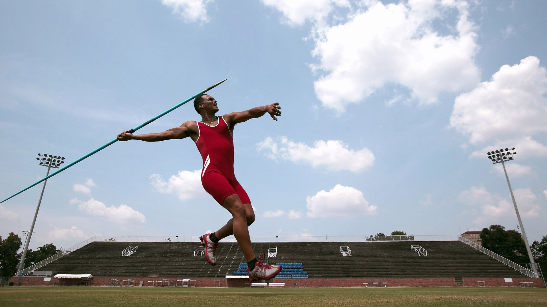 _天幕下的夜色赛:夜晚灯火辉映中的网球盛典_,内心恐惧缺乏安全感